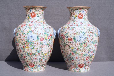 Een paar Chinese famille rose 'millefleurs' vazen, Qianlong merk, Republiek, 20e eeuw
